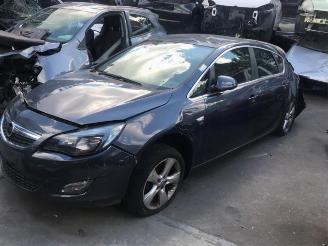 Salvage car Opel Astra  2010/2