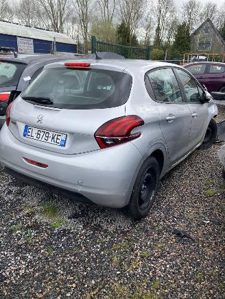 damaged passenger cars Peugeot 208 1.6 BLUE HDI 2017/4