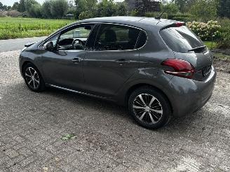 Peugeot 208 1.2 thp allure picture 2