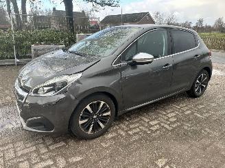uszkodzony samochody osobowe Peugeot 208 1.2 tech edition 2019/10