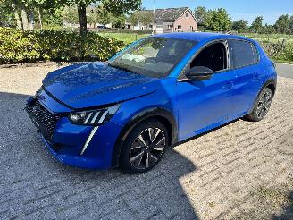 krockskadad bil auto Peugeot 208 GT 2022/1