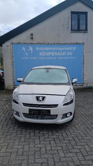 Uttjänta bilar auto Peugeot 5008 5008 I (0A/0E) MPV 1.6 HDiF 16V (DV6C(9HD)) [84kW]  (03-2013/03-2017) 2013