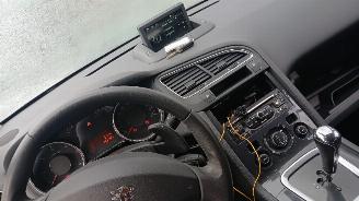 Peugeot 5008 5008 I (0A/0E) MPV 1.6 HDiF 16V (DV6C(9HD)) [84kW]  (03-2013/03-2017) picture 11