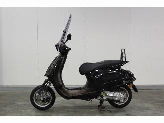 Vaurioauto  scooters Vespa  Primavera 4T. BROM 2015/0