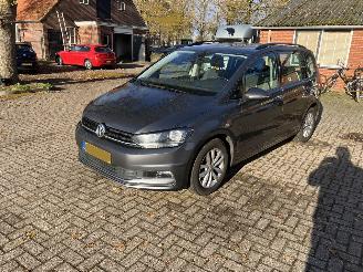 Damaged car Volkswagen Touran 7 zitter 2018/4
