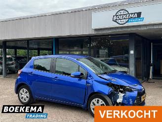 damaged passenger cars Toyota Yaris 1.5 Hybrid Aspiration Navigatie Camera Climate 2017/7