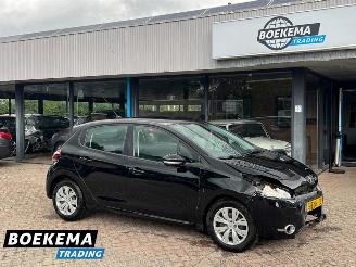 Schadeauto Peugeot 208 1.2 e-VTi Envy Aut Navi Clima Cruise PDC 2014/3