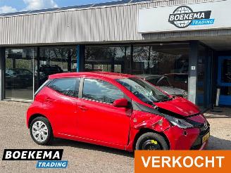 škoda osobní automobily Toyota Aygo 1.0 VVT-i x-play Airco Camera Cruise Carplay 2016/11