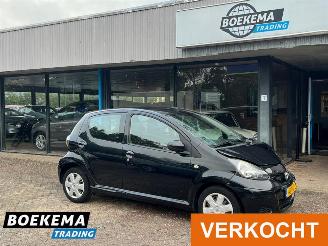 Vaurioauto  passenger cars Toyota Aygo 1.0-12V Navigator Automaat Airco 5-Deurs 2011/1