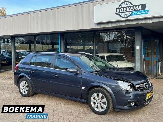 damaged passenger cars Opel Signum 2.2 16V Executive 155PK Aut Navi Cruise PDC Trekh. 2006/1