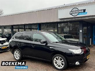 Auto incidentate Mitsubishi Outlander 2.0 PHEV Instyle Pano Keyless Navi Camera Stoelverw. 2013/12