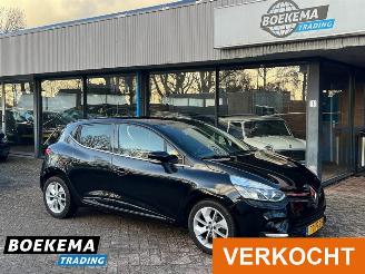 krockskadad bil auto Renault Clio 0.9 TCe Limited Navi Camera Cruise Airco PDC 2017/8