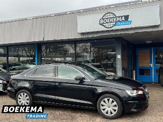 Unfallwagen Audi A3 Limousine 1.6 TDI 110PK Pro Line Panorama Navigatie Airco 2015/11
