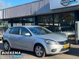 damaged passenger cars Kia Cee d cee'd 1.4 CVVT X-tra Airco 5-Deurs 2011/6
