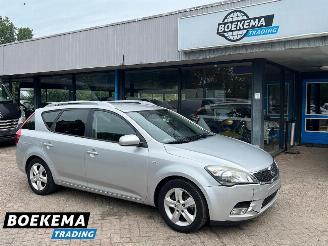 uszkodzony samochody osobowe Kia Cee d cee'd 1.4 CVVT Seven Navigatie Airco Cruise Trekhaak 2010/1