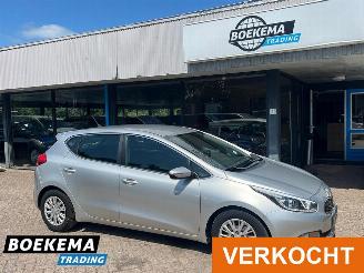 Damaged car Kia Cee d cee'd 1.6 GDI 20th Anniversary Navi Cruise control Airco 2013/8