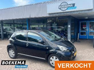 Vaurioauto  passenger cars Toyota Aygo 1.0-12V Comfort Automaat Airco 5-deurs Elektrische ramen 2010/3