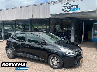 Damaged car Renault Clio 1.2 16V Navigatie Airco Elektrische ramen 2013/4