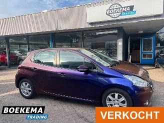 krockskadad bil auto Peugeot 208 1.2 e-VTi Active Automaat Cruise Airco 2014/3
