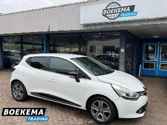 damaged passenger cars Renault Clio 0.9 TCe Night&Day Navi Cruise Airco Bass Reflex 2015/9