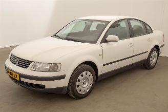 krockskadad bil auto Volkswagen Passat 1.9 TDI Trendline Airco 2000/1