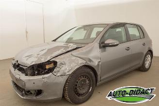 Voiture accidenté Volkswagen Golf 1.6 TDI Navi 2011/2