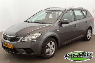 Damaged car Kia Cee d 1.4 CVVT Airco X-tra 2010/1