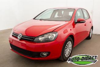 Damaged car Volkswagen Golf 1.6 TDI Automaat Clima Navi 2010/4