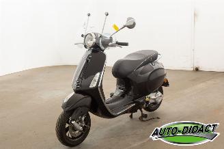 krockskadad bil bromfiets Vespa  Primavera 12.399 km 2015/1