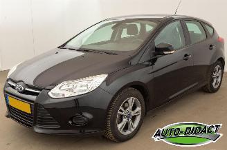 Damaged car Ford Focus 1.0 EcoBoost Airco Navi Koppakking vervangen Edition 2014/4