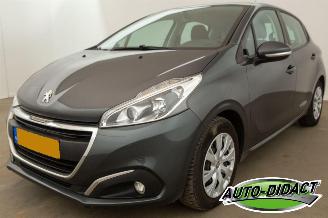 Vaurioauto  passenger cars Peugeot 208 1.2 PureTech 90.306 km NAP Airco Navi Blue Lion 2017/3