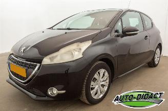 Unfallwagen Peugeot 208 1.2 VTi Clima Navi Envy 2012/12