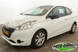 Schadeauto Peugeot 208 1.0 VTi Airco 113.669 km NAP LIKE 2014/10