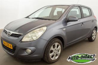uszkodzony samochody osobowe Hyundai I-20 1.4i Clima i-Catcher 2010/3
