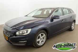 damaged passenger cars Volvo V-60 1.6 T3 Automaat Navi Clima Momentum 2015/5