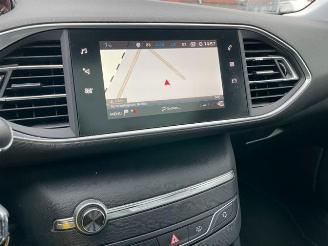 Peugeot 308 SW PureTech 1.2 Panorama / Navi / LED picture 18