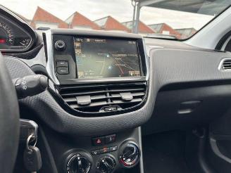 Peugeot 2008 Active Autom / Panorama / Navigation picture 20