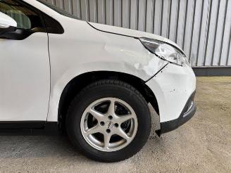 Peugeot 2008 Active Autom / Panorama / Navigation picture 10