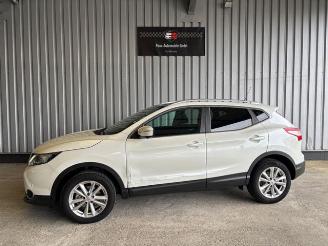 damaged passenger cars Nissan Qashqai Tekna Panorama / Kamera 2015/5