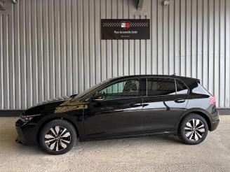Coche accidentado Volkswagen Golf VIII Lim. 1.5 eTSI Goal DSG / LED / AHK 2024/11