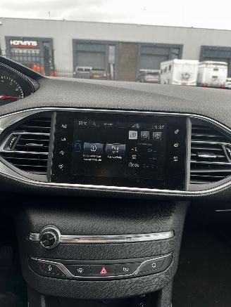 Peugeot 308 1.2 e-THP 81kw Allure picture 15