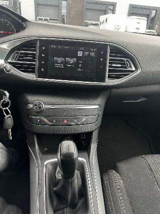Peugeot 308 1.2 e-THP 81kw Allure picture 8