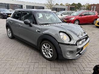 Schadeauto Mini Cooper 1.5 Cooper Business 2016/6