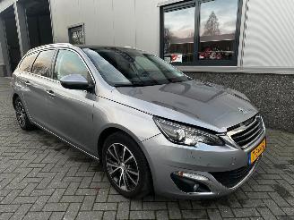 Damaged car Peugeot 308 1.2 PureTech Allure Automaat 2017/4