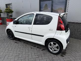 Peugeot 107 1.0 Sportium picture 11