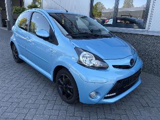 Schadeauto Toyota Aygo 1.0 VVT-i Dynamic Blue 2013/12