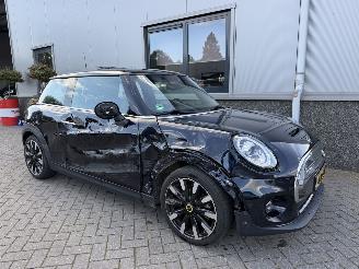 Mini Electric MINI Yours 33 kWh picture 2