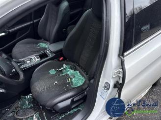 Peugeot 308 308 (L3/L8/LB/LH/LP), Hatchback 5-drs, 2013 / 2021 1.2 12V e-THP PureTech 130 picture 12