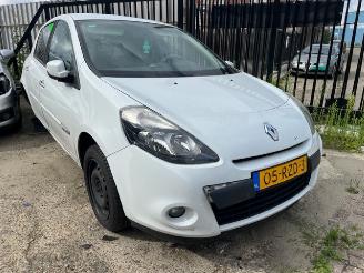 Salvage car Renault Clio 1.5 dci 2011/8