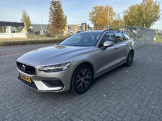 Coche accidentado Volvo V-60 2.0 B3 Essential Edition 2024/1